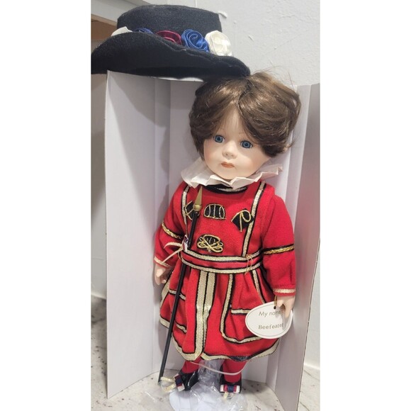 NEW Beefeate Tower of London Guard Soldier VTG Leonardo Collectio Porcelain Doll - Picture 7 of 14